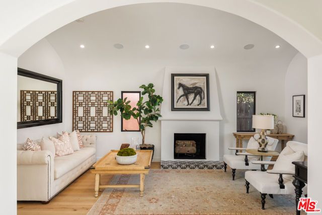 913 S Mullen Avenue, Los Angeles, CA 90019