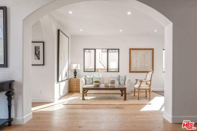 913 S Mullen Avenue, Los Angeles, CA 90019