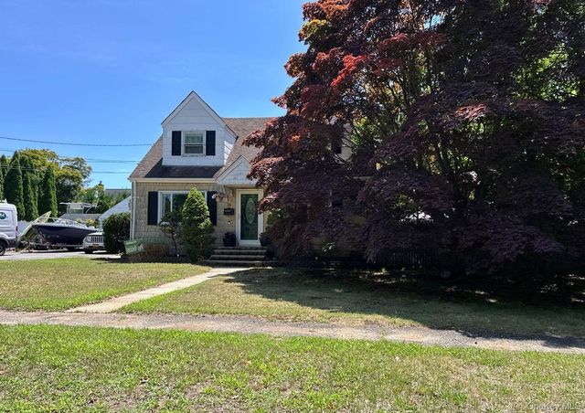 24 Gates Street, Greenlawn, NY 11740