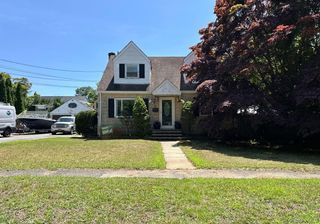 24 Gates Street, Greenlawn, NY 11740