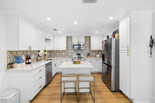 6128 E 111TH AVENUE, Temple Terrace, FL 33617