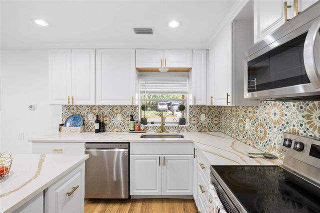 6128 E 111TH AVENUE, Temple Terrace, FL 33617