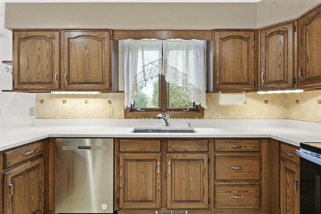 607 Greenway Road, Monona, WI 53716