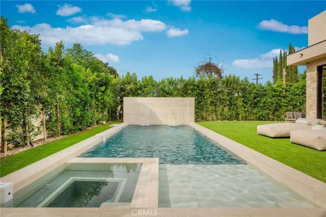 15447 Huston, Sherman Oaks, CA 91403