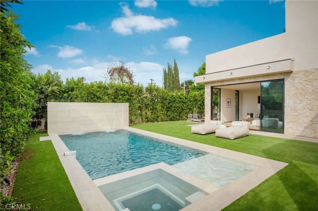 15447 Huston, Sherman Oaks, CA 91403