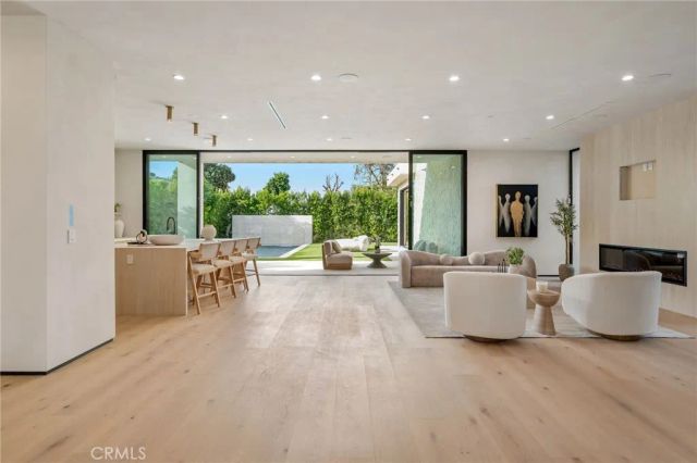 15447 Huston, Sherman Oaks, CA 91403