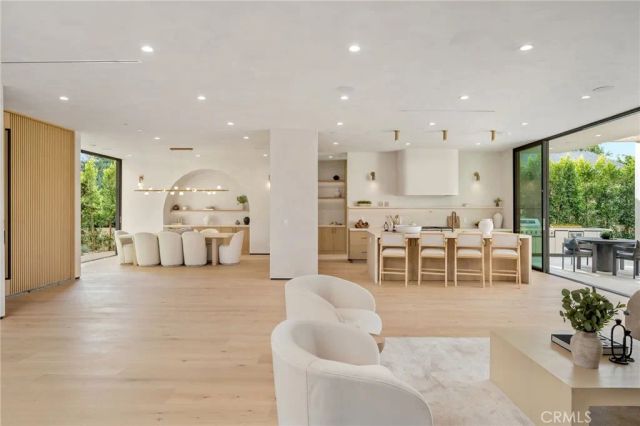 15447 Huston, Sherman Oaks, CA 91403