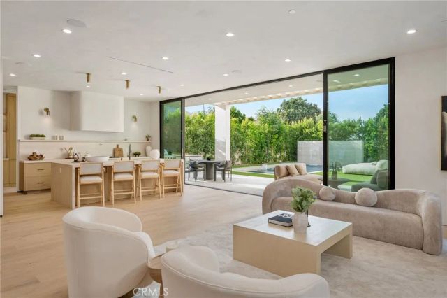 15447 Huston, Sherman Oaks, CA 91403