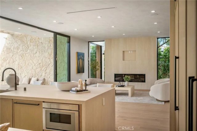 15447 Huston, Sherman Oaks, CA 91403