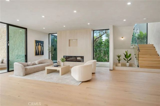 15447 Huston, Sherman Oaks, CA 91403