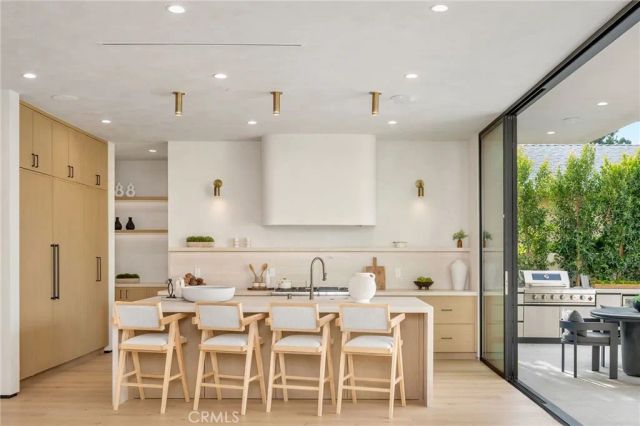 15447 Huston, Sherman Oaks, CA 91403