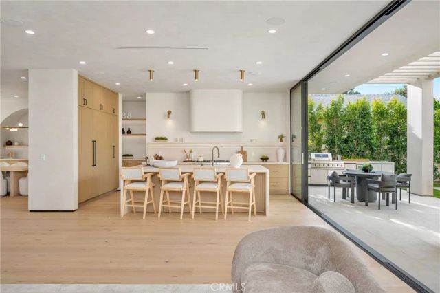 15447 Huston, Sherman Oaks, CA 91403