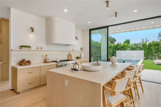 15447 Huston, Sherman Oaks, CA 91403