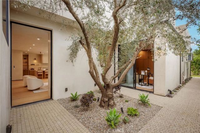 15447 Huston, Sherman Oaks, CA 91403