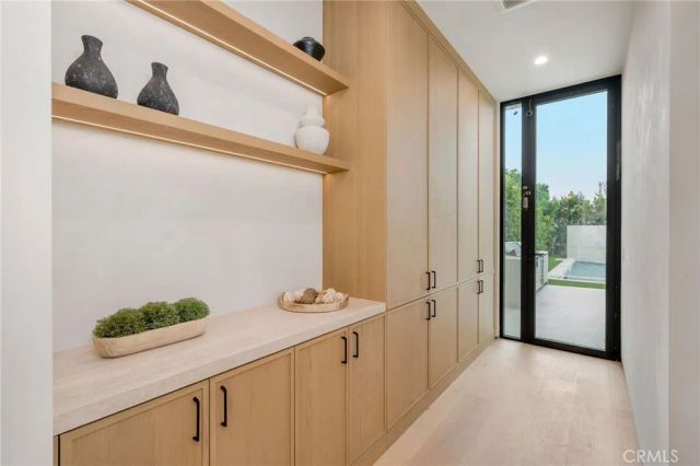 15447 Huston, Sherman Oaks, CA 91403