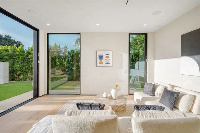 15447 Huston, Sherman Oaks, CA 91403