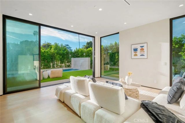 15447 Huston, Sherman Oaks, CA 91403