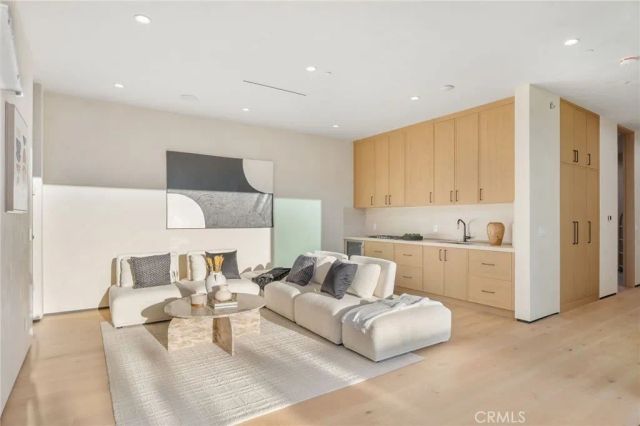 15447 Huston, Sherman Oaks, CA 91403