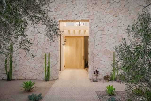 15447 Huston, Sherman Oaks, CA 91403