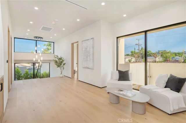 15447 Huston, Sherman Oaks, CA 91403