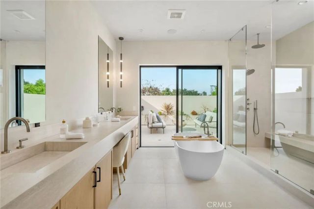 15447 Huston, Sherman Oaks, CA 91403