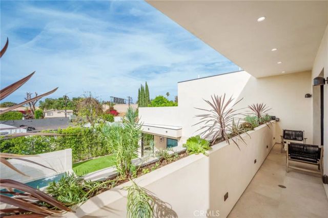 15447 Huston, Sherman Oaks, CA 91403