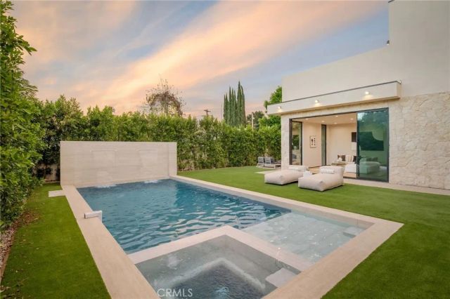 15447 Huston, Sherman Oaks, CA 91403