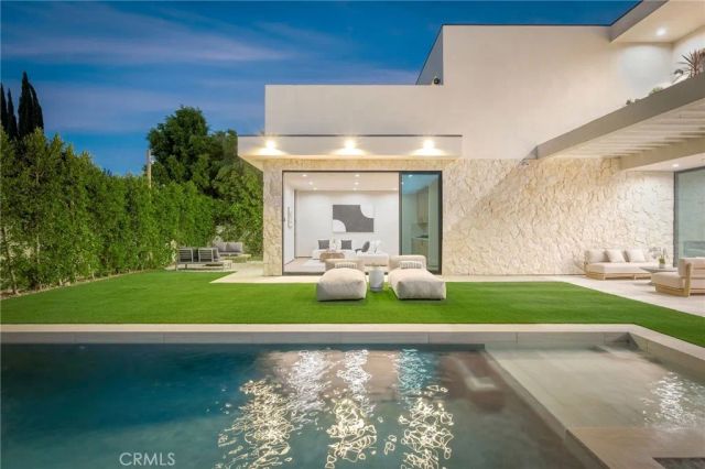 15447 Huston, Sherman Oaks, CA 91403