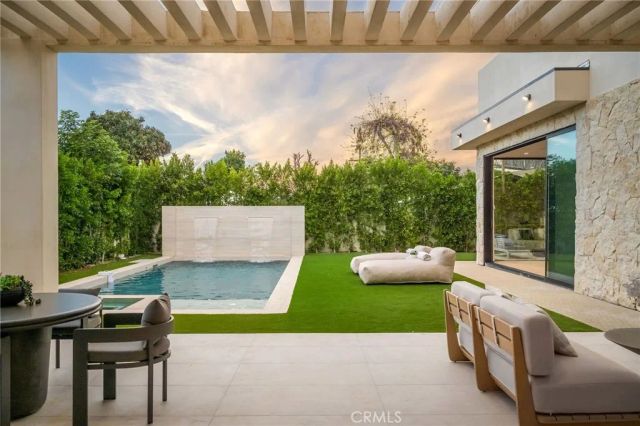 15447 Huston, Sherman Oaks, CA 91403