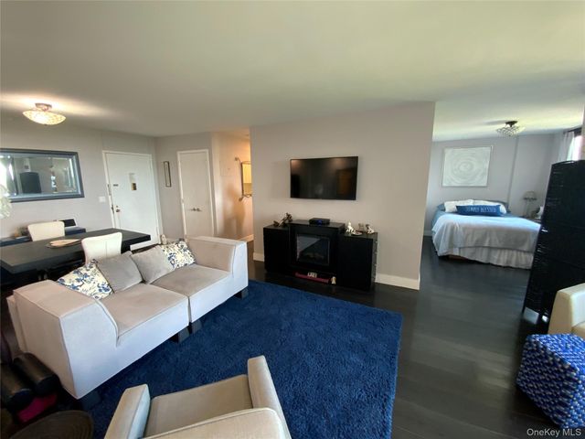 27010 Grand Central Parkway 10B, Floral Park, NY 11005