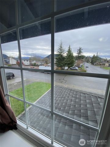 901 Bathke Avenue, Enumclaw, WA 98022