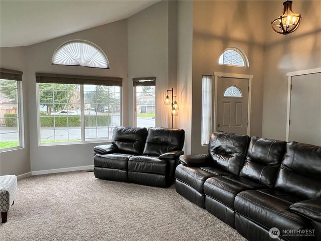 901 Bathke Avenue, Enumclaw, WA 98022