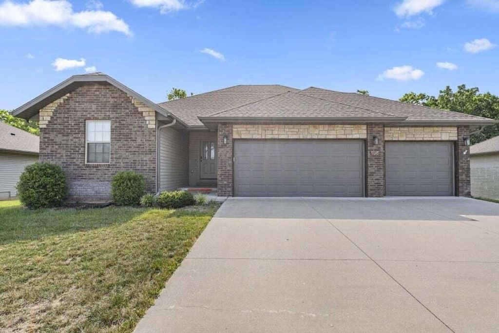 1904 S. Thomas Drive, Ozark, MO 65721