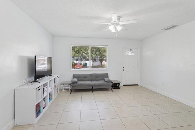 6888 NW 30th St, Sunrise, FL 33313