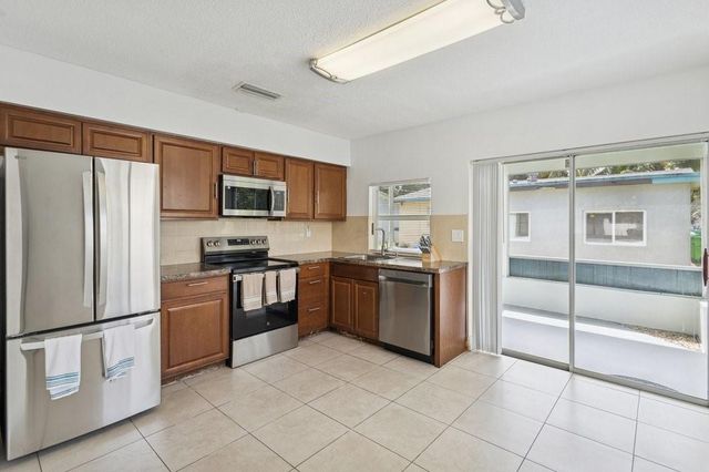 6888 NW 30th St, Sunrise, FL 33313