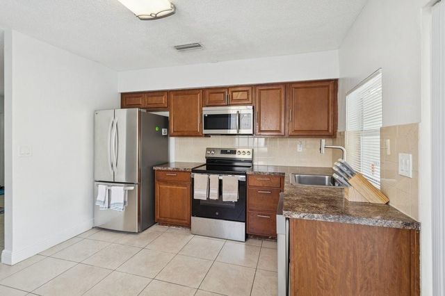 6888 NW 30th St, Sunrise, FL 33313