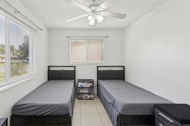 6888 NW 30th St, Sunrise, FL 33313