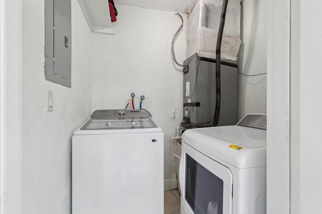 6888 NW 30th St, Sunrise, FL 33313