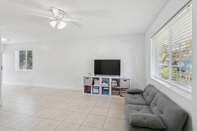 6888 NW 30th St, Sunrise, FL 33313