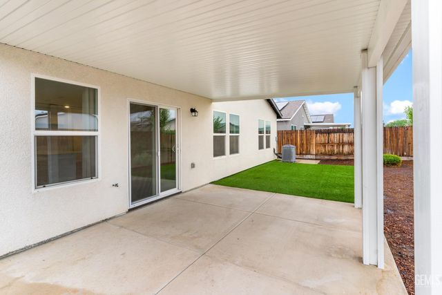8627 Delcon Drive, Bakersfield, CA 93307