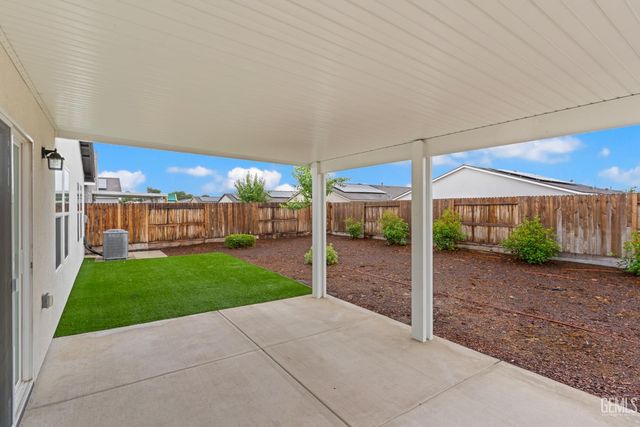 8627 Delcon Drive, Bakersfield, CA 93307