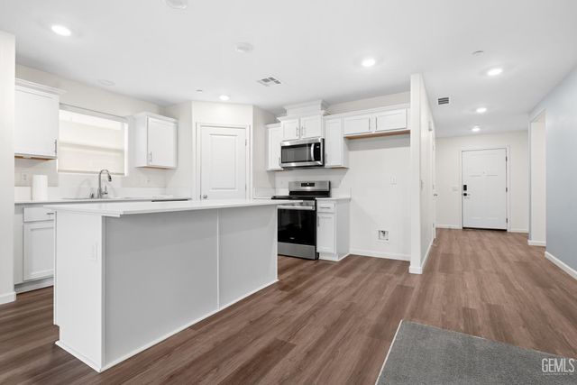 8627 Delcon Drive, Bakersfield, CA 93307