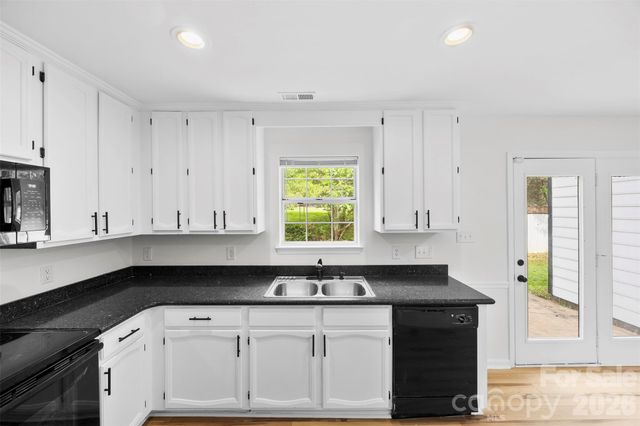 8413 Woodford Bridge Drive, Charlotte, NC 28216