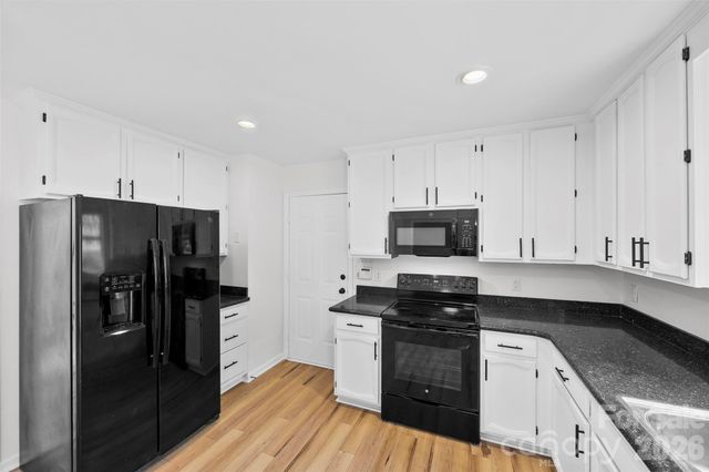 8413 Woodford Bridge Drive, Charlotte, NC 28216