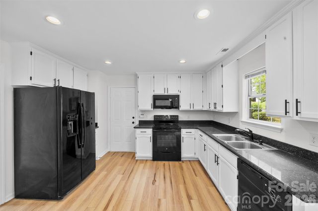 8413 Woodford Bridge Drive, Charlotte, NC 28216