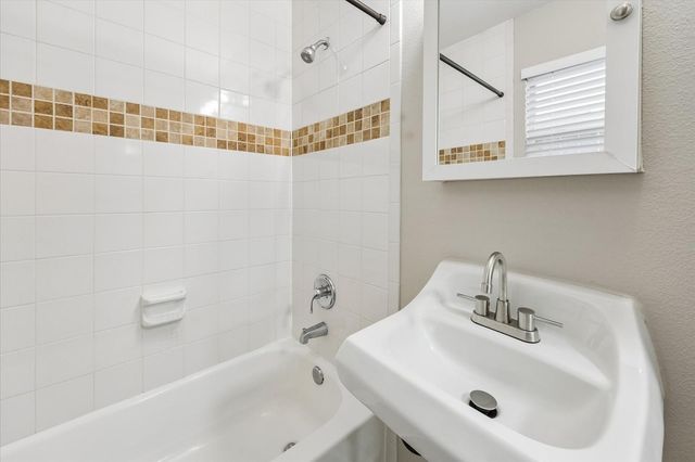 1223 W 25th Street 3, Houston, TX 77008