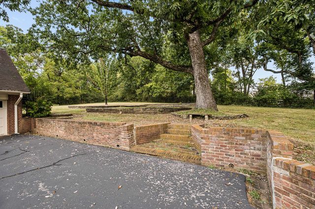 820 Overton Ln, Nashville, TN 37220