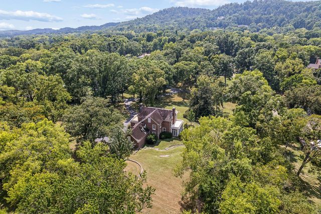 820 Overton Ln, Nashville, TN 37220
