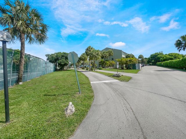 8921 NW 28th Drive B, Coral Springs, FL 33065