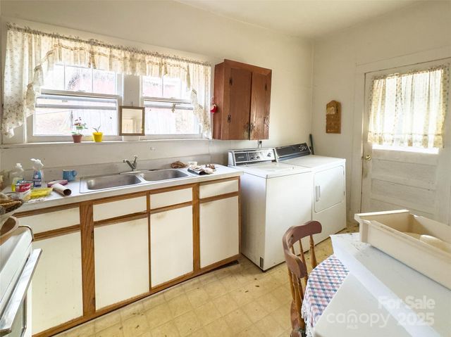 141 Burleson Drive, Bakersville, NC 28705